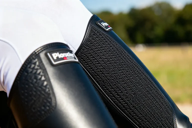 Détail rapproché de bottes Horse Pilot en cuir et textile pour l'équitation