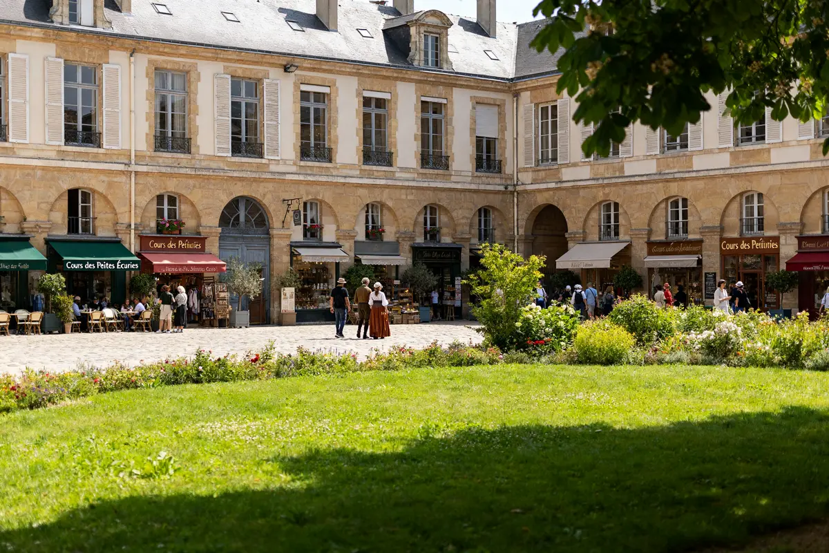 Cour des petites écuries à Paris : Restaurants &amp; passage pittoresque