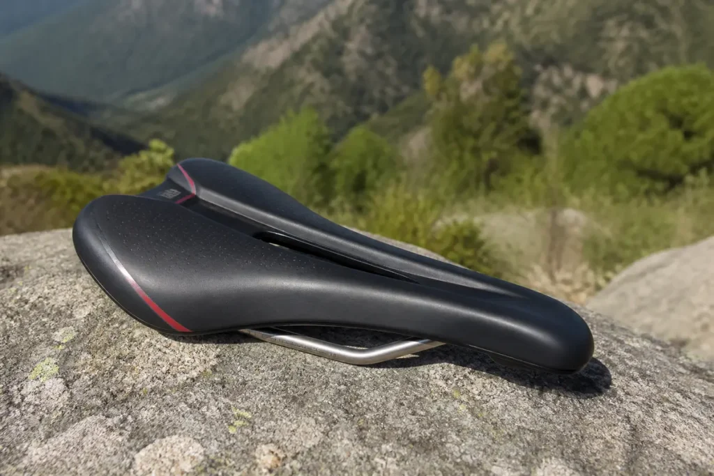 Selle Italia SLR Boost posée sur un rocher en montagne, vue naturelle en arrière-plan